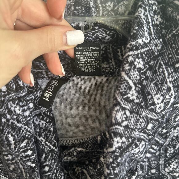 Ultra Flirt Women’s size small black/white Cowl Neck Drawstring Sweater - Picture 4 of 7